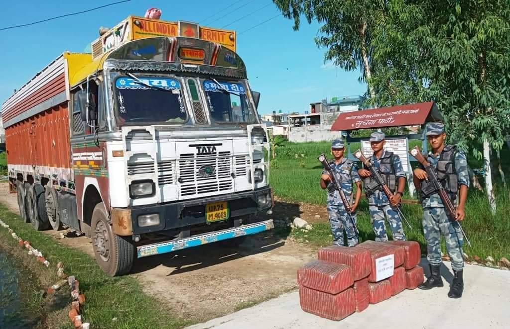 पर्सा सशस्त्र प्रहरीद्वारा भारतीय ट्रकसहित १४४ किलो गाँजा पक्राउ