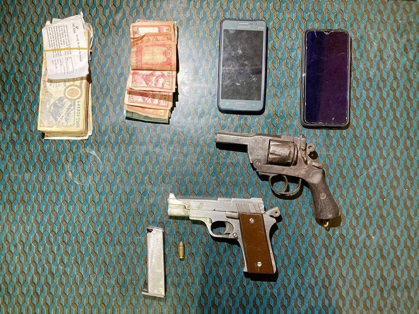 सशस्त्र प्रहरीले पेस्तोलसहित दुई जना मोरङबाट पक्राउ