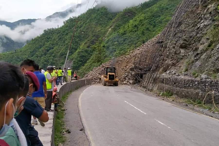 पहिरोका कारण नारायणगढ मुग्लिन सडक खण्ड पुनः अवरुद्ध गाडी जाम