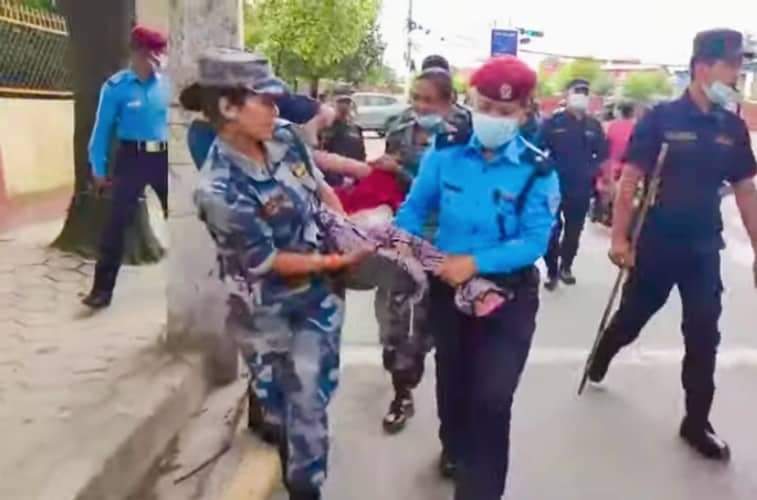 पीडित महिला न्याय माग्दै आत्मदाहको प्रयास बलात्कार गर्ने युवकलाई पक्राउको माग