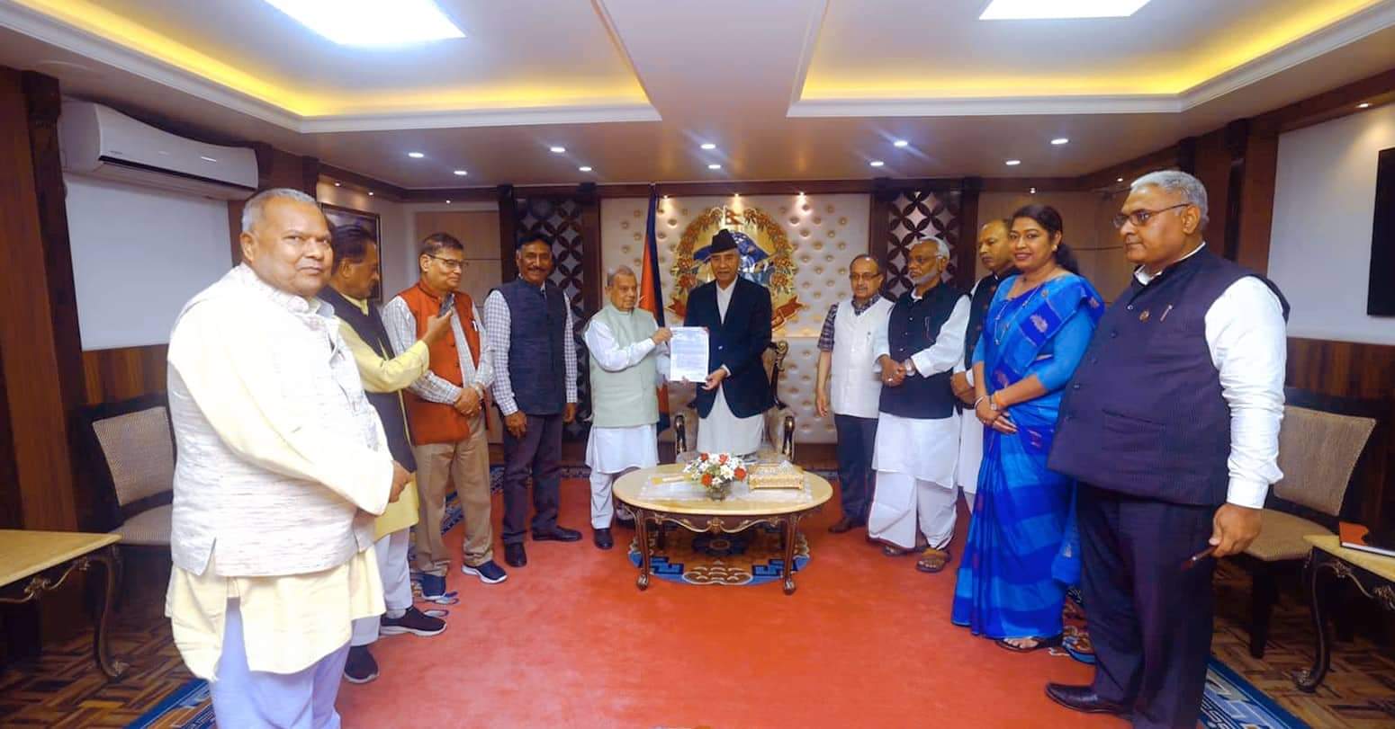 लोकतान्त्रिक समाजवादी पार्टी सरकारमा जान प्रधानमन्त्रीसँग छलफल गर्दै