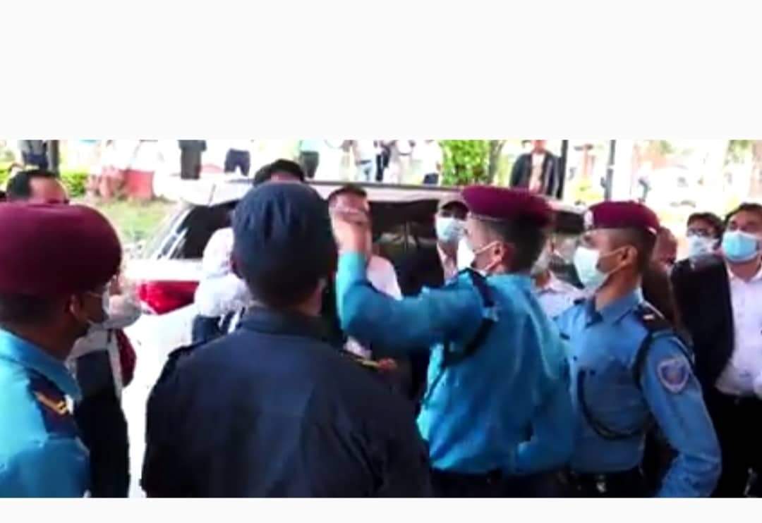 सहरी विकास मन्त्रालयमा गाभ्ने निर्णयको विरुद्धमा कर्मचारीद्वारा विरोध प्रदर्शन