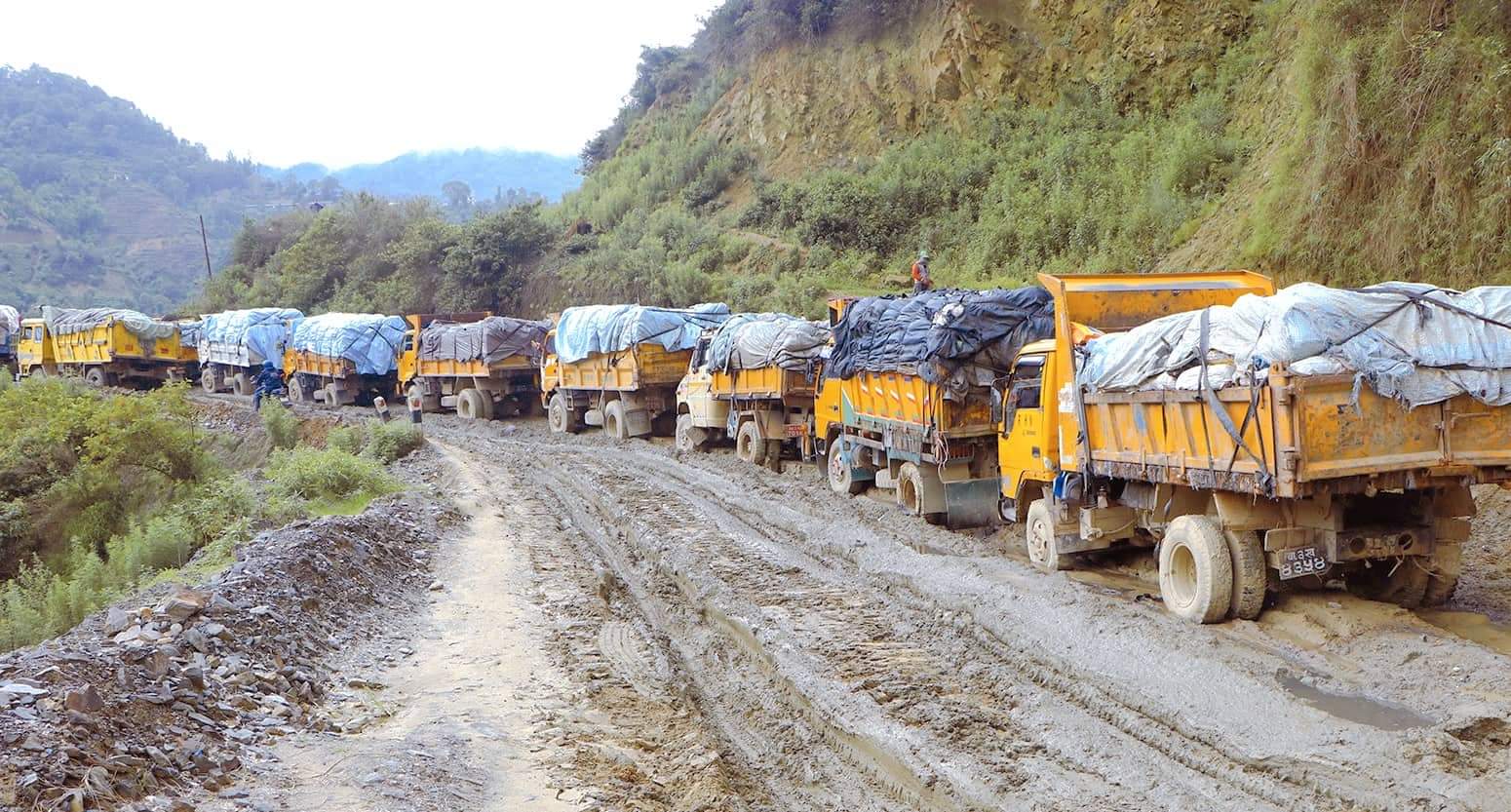 बन्चरेडाँडा जाने सडकको कारण रोकियो एकतर्फी फोहोर बोकेर गाडी जान सक्ने