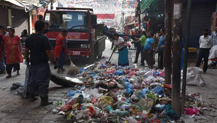 काठमाडौंमा २ महिनादेखि थुप्रिएको फोहर व्यवस्थापनका अझै १० दिन लाग्ने