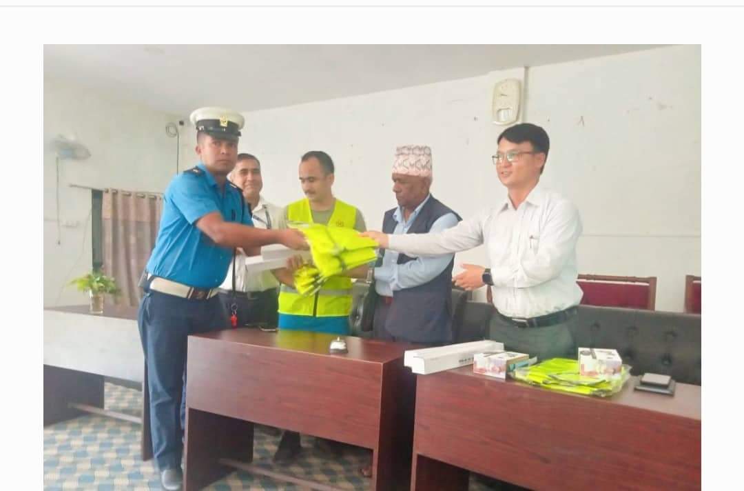 नेपाल प्रहरी र ट्राफिक प्रहरीलाई राप्ती गाउँपालिकाले ट्राफिक सामाग्रीहरु हस्तान्तरण