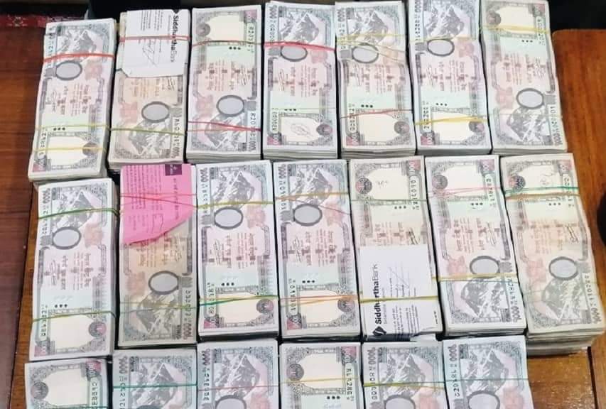 स्रोत नखुलेको १६ लाख बराबरको नगद र मोटरसाइकलसहित १ जना पक्राउ