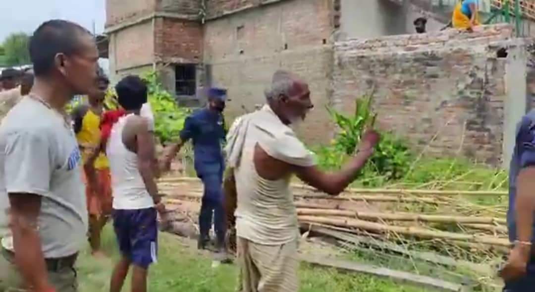 सप्तरीमा स्थानीय र प्रहरीबीच झडप नियन्त्रण लिन प्रहरीद्वारा ३ राउण्ड हवाइ फायर