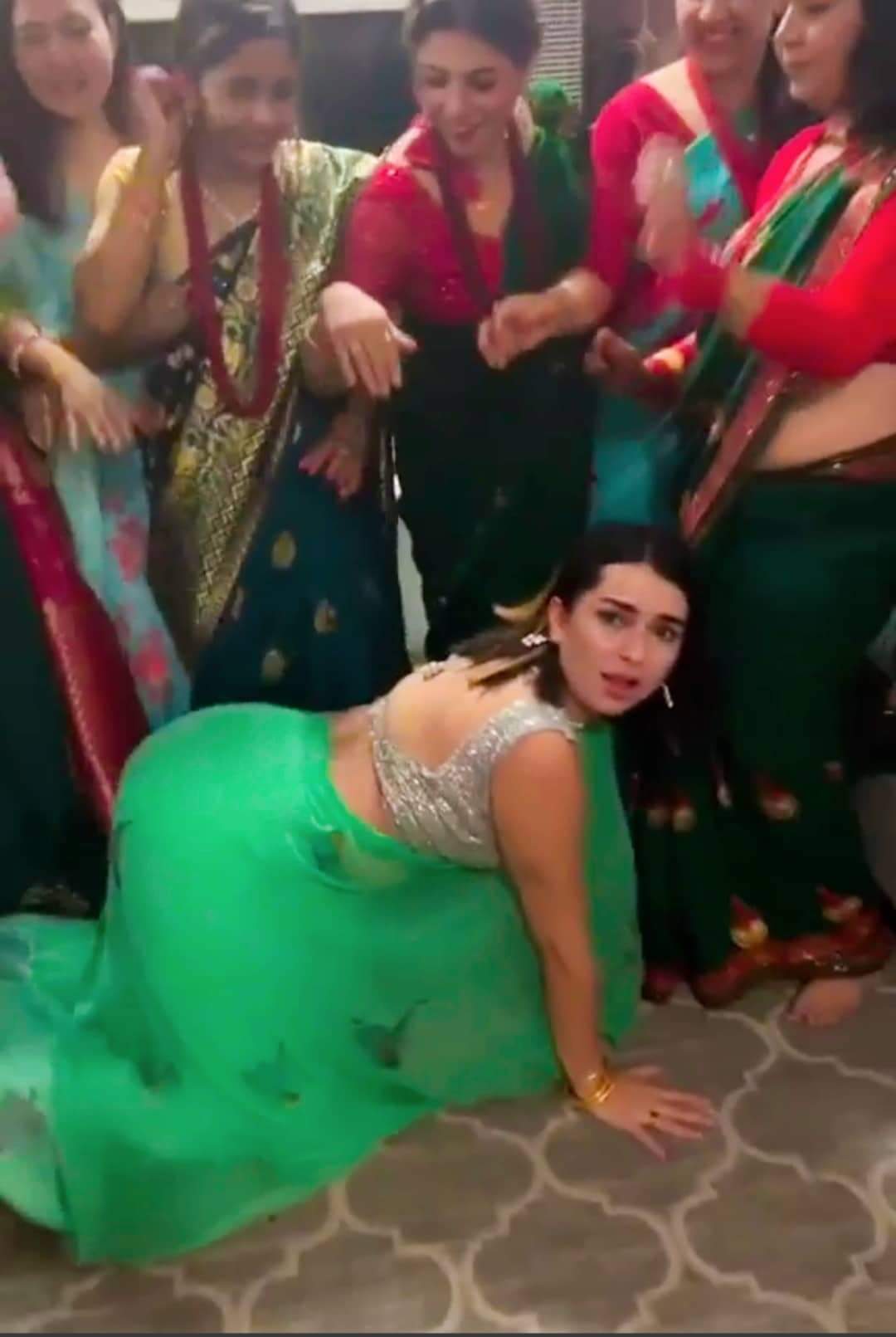 ऋषि धमला पत्नी एलिजा गौतमको उत्तेजक डान्सले टिकटकमा (भाइब्रेसन)