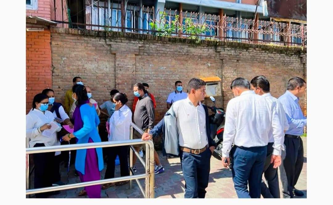 काठमाडौं सिंहदरवारका ३ वटै गेटमाआन्दोलनको घोषणा गर्दै पर्चा बाँडिँदै