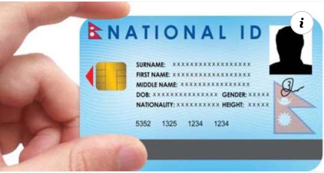 इटहरीको टोलटोलमा राष्ट्रिय परिचयपत्र वितरण गर्दै