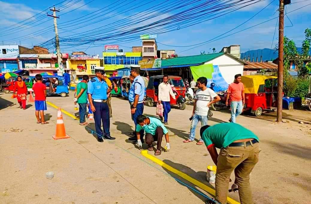 तुलसीपुर ट्राफिक प्रमुख जिसी अटो व्यवस्थापनका लागि मार्किङको काममा
