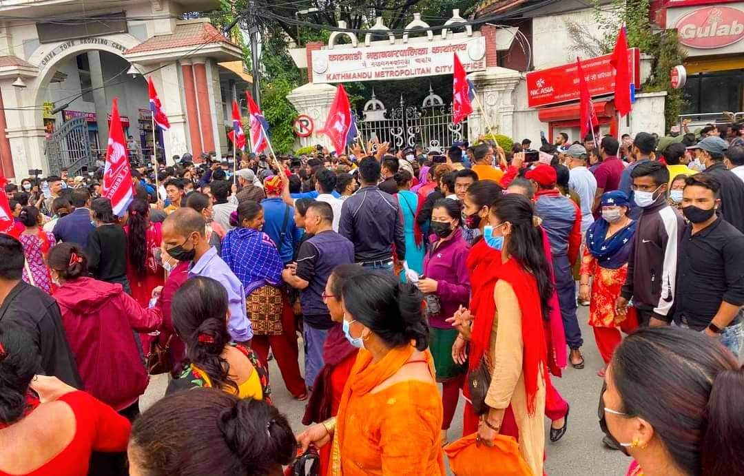 तोकेको कर तिर्छौ गरिखान देऊ व्यापार गर्न मागसहित व्यवसायीहरूको विरोध प्रदर्शन