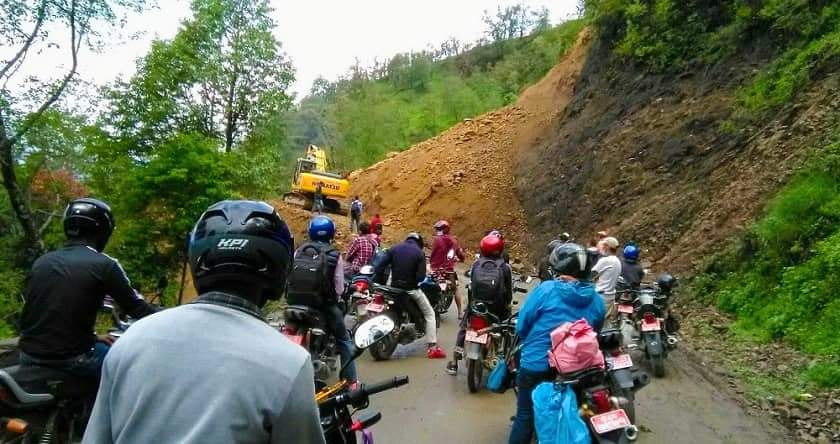 पर्वतको मध्यपहाडी पहिरो खस्दा लोकमार्ग अवरुद्ध यातायातहरु थप्प