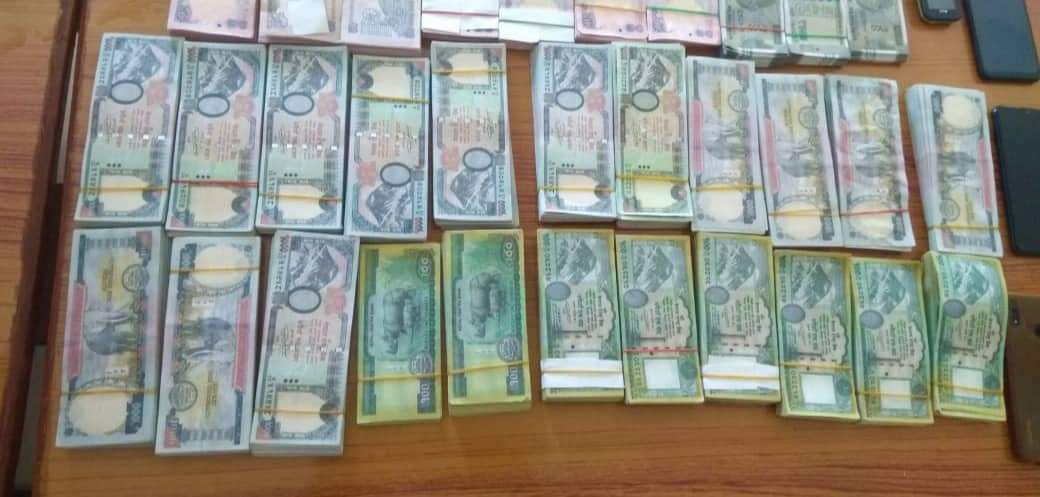 सर्लाहीमा स्रोत नखुलेको १५ लाखसहित दुई जना पक्राउ