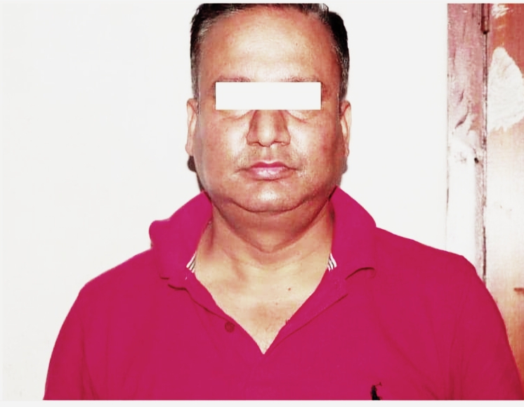 फरार प्रतिवादी पक्राउ