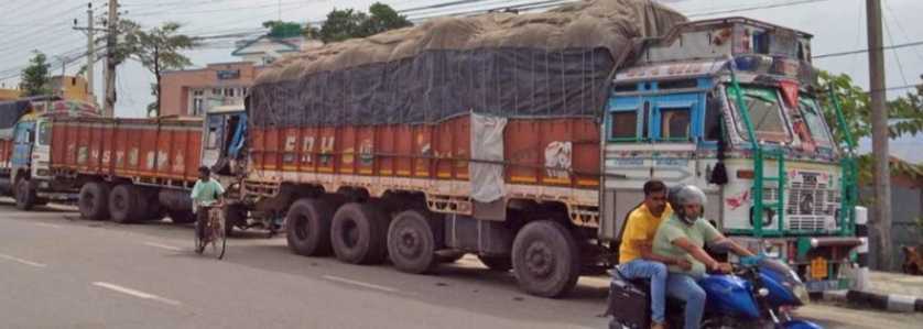अवैध चिनी लोड गरिएका दुईवटा ट्रक सशस्त्र प्रहरीको नियन्त्रणमा