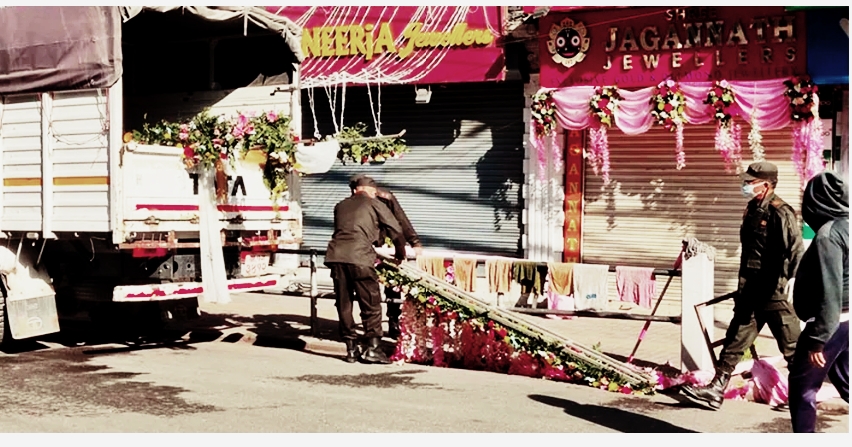 काठमाडौं महानगरपालिकाले तिहारका लागि सजाइएको फूलमाला हटायो