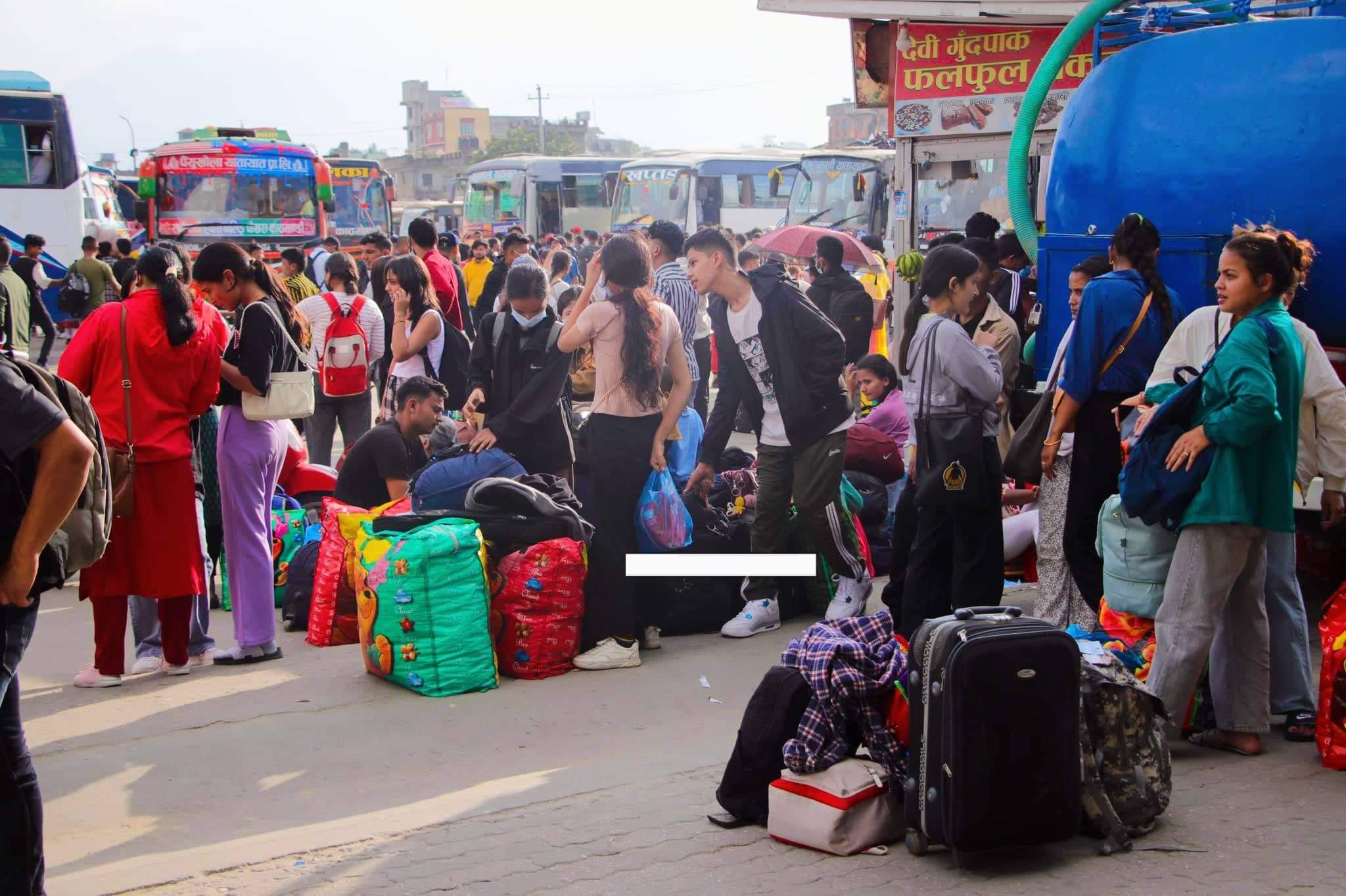 दशैको चौथो दिन बर्षा रोकेसंगै टीका प्रसाद र आशीर्वाद थाप्नेको भिड