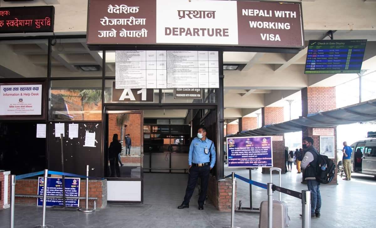 त्रिभुवन अन्तर्राष्ट्रिय विमानस्थल खटिएको प्रहरीले सुन तस्करी गर्ने ८ जना पक्राउ