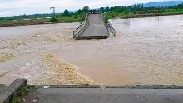 लगातारको वर्षापछि आएको बाढीले बबई नदीको जब्दीघाटको पुल बगायो