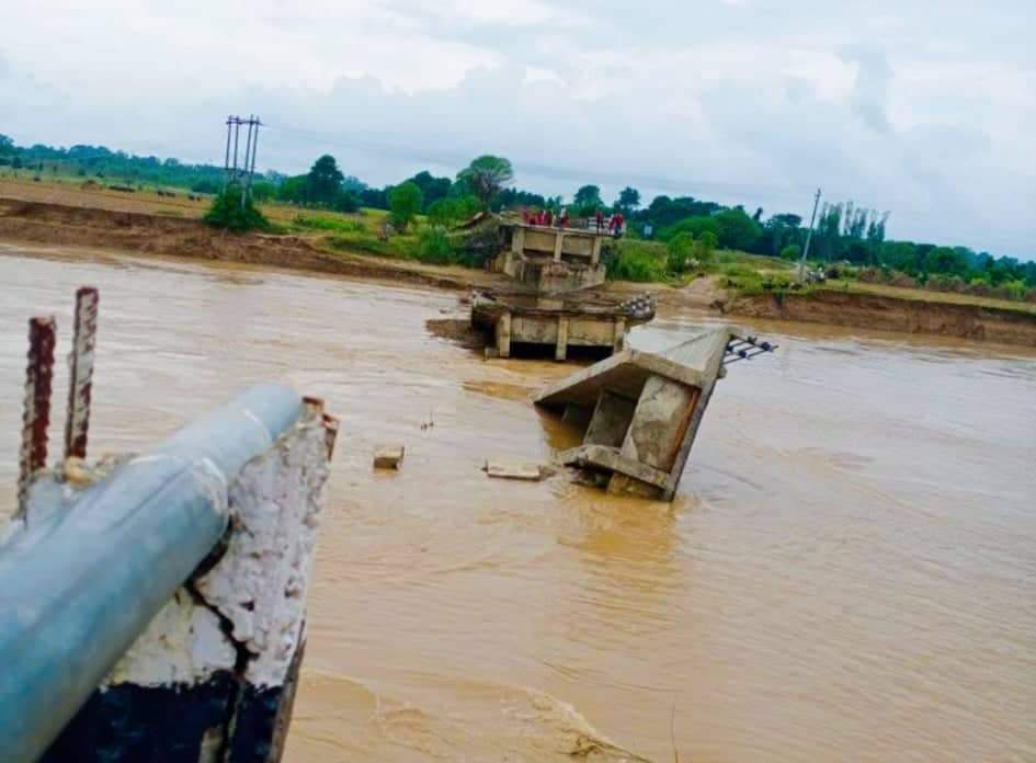 गुलरिया र बारबर्दिया जोड्ने जब्दीघाटको पुल बबई नदीमा  बग्यो