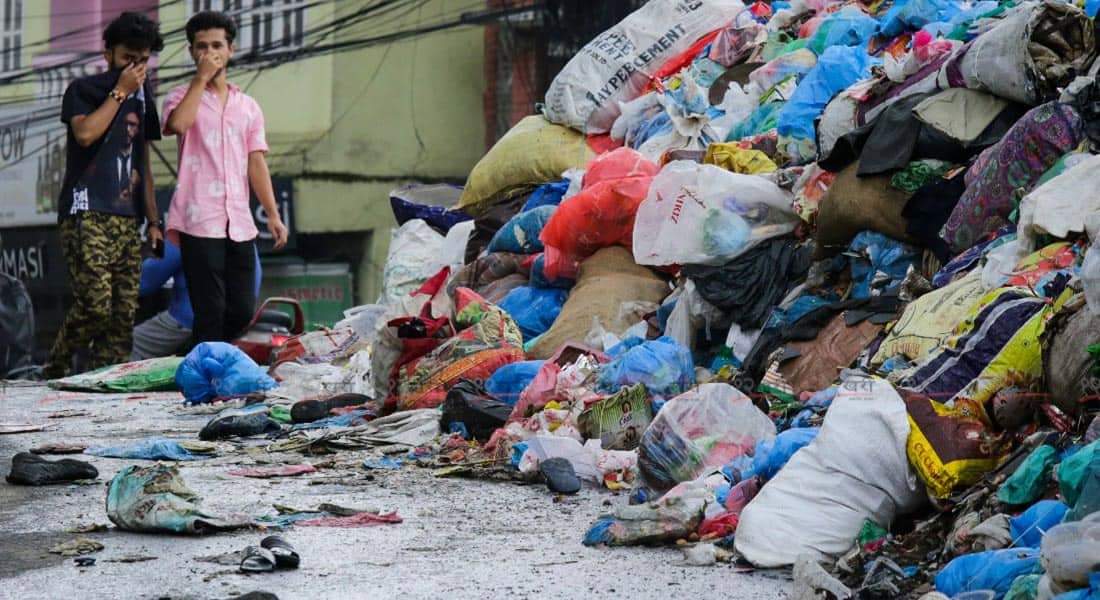 रातमा लुकेर फोहोर फाल्नेमाथि कारबाही नगर प्रहरीको गस्ती २५ हजार जरिबाना