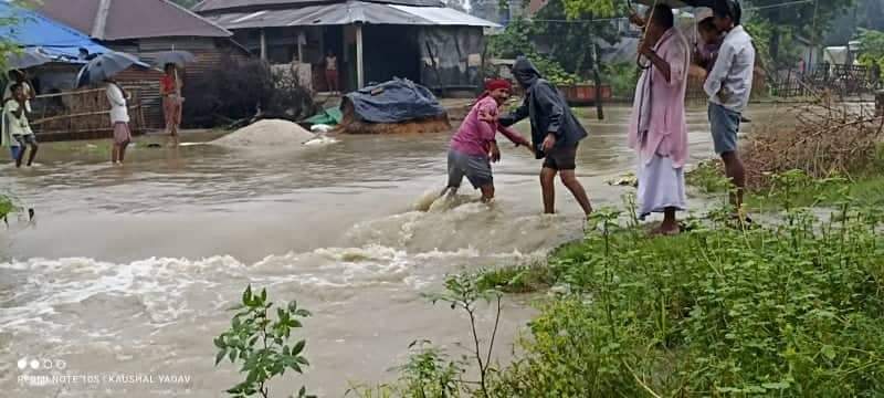 कालिकोटमा शव जलाउँदा जलाउँदै पहिरोले बगायो मलामीहरु