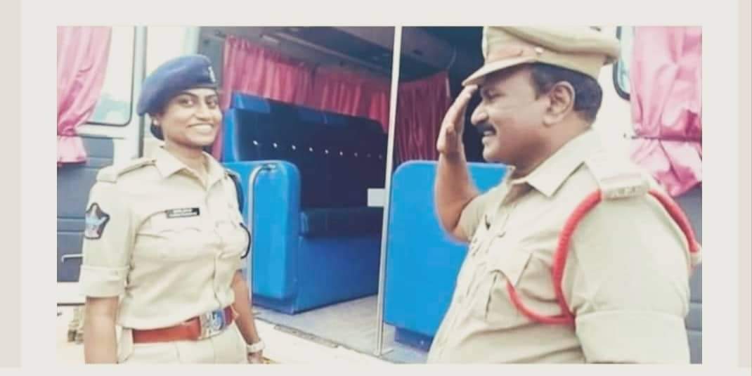 आफ्नै छोरी एसपी भएर आएपछि सलाम गर्दै बाउ तस्वीर भाइरल हुँदै