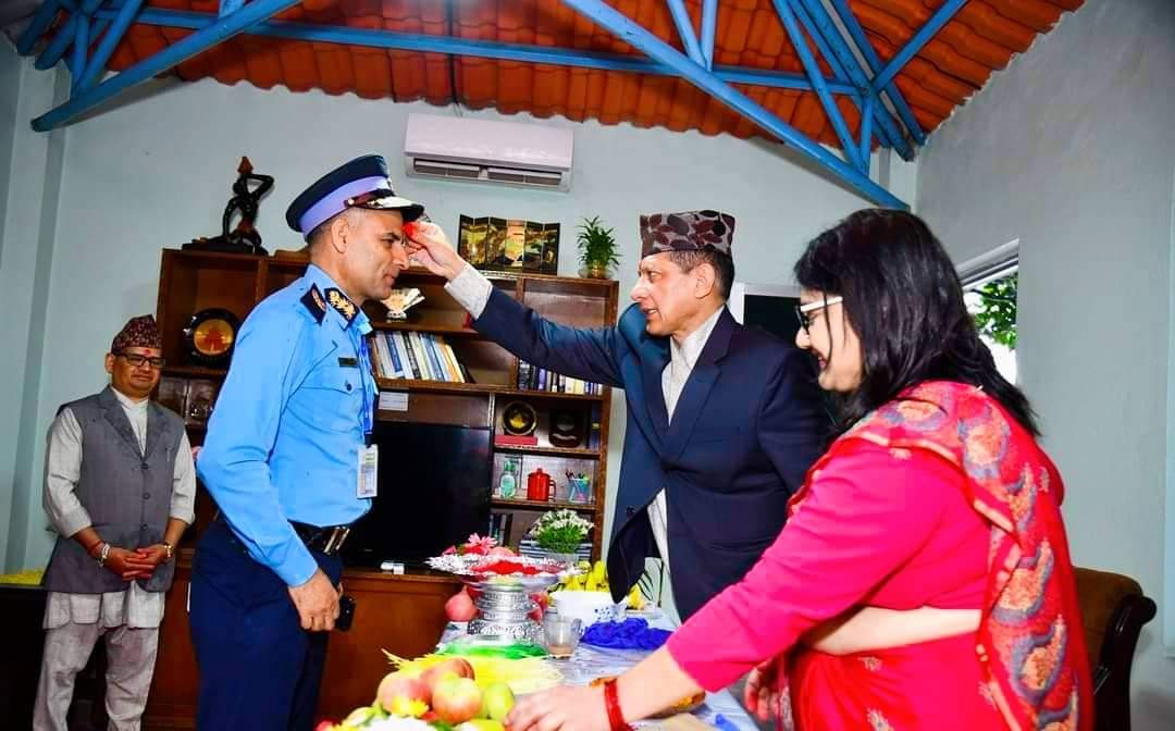 नेपाल प्रहरीका आईजिपी धिरज प्रताप सिंहद्वारा टिका