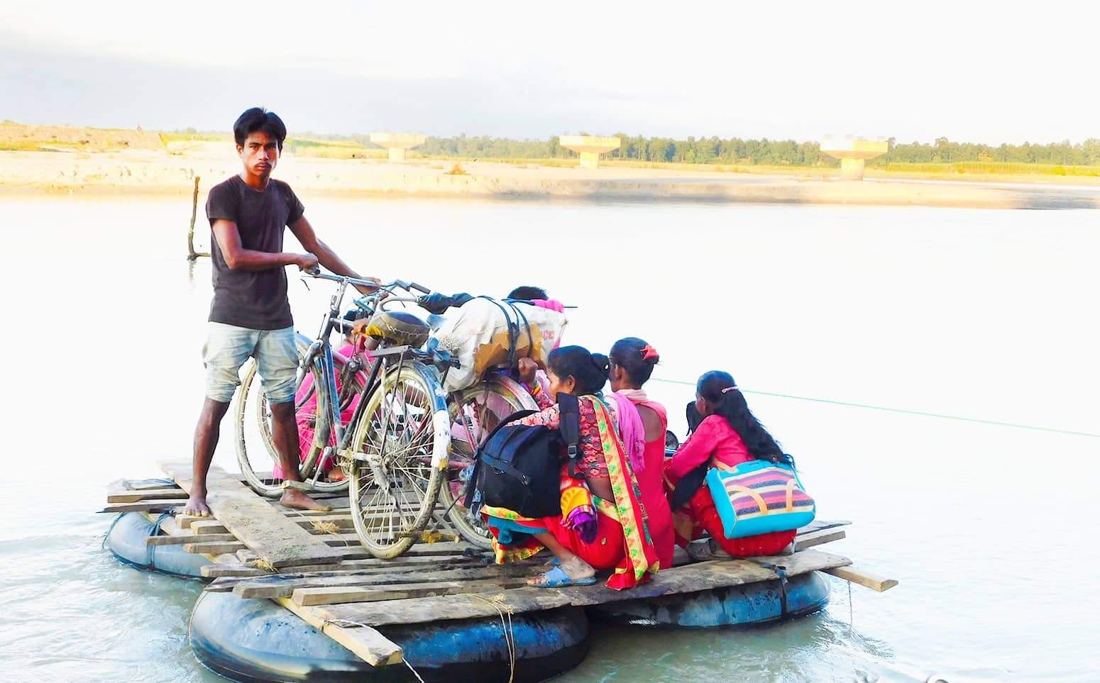 पुल नहुँदा बर्दिया टिकापुरका जनताहरु जोखिममा डुङ्गाको यात्रा गर्न बाध्य