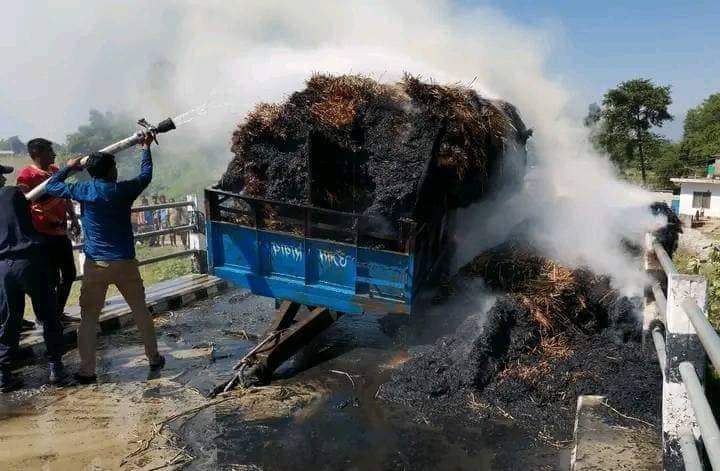 दामा विद्युत सट हुँदा पराल बोकेको टेक्टरमा आगलागी