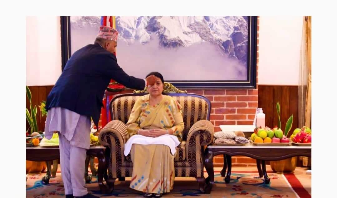 राष्ट्रपति बिधादेवी भण्डारीले गुरूहरूको हातबाट लगाइन् दशै टीका