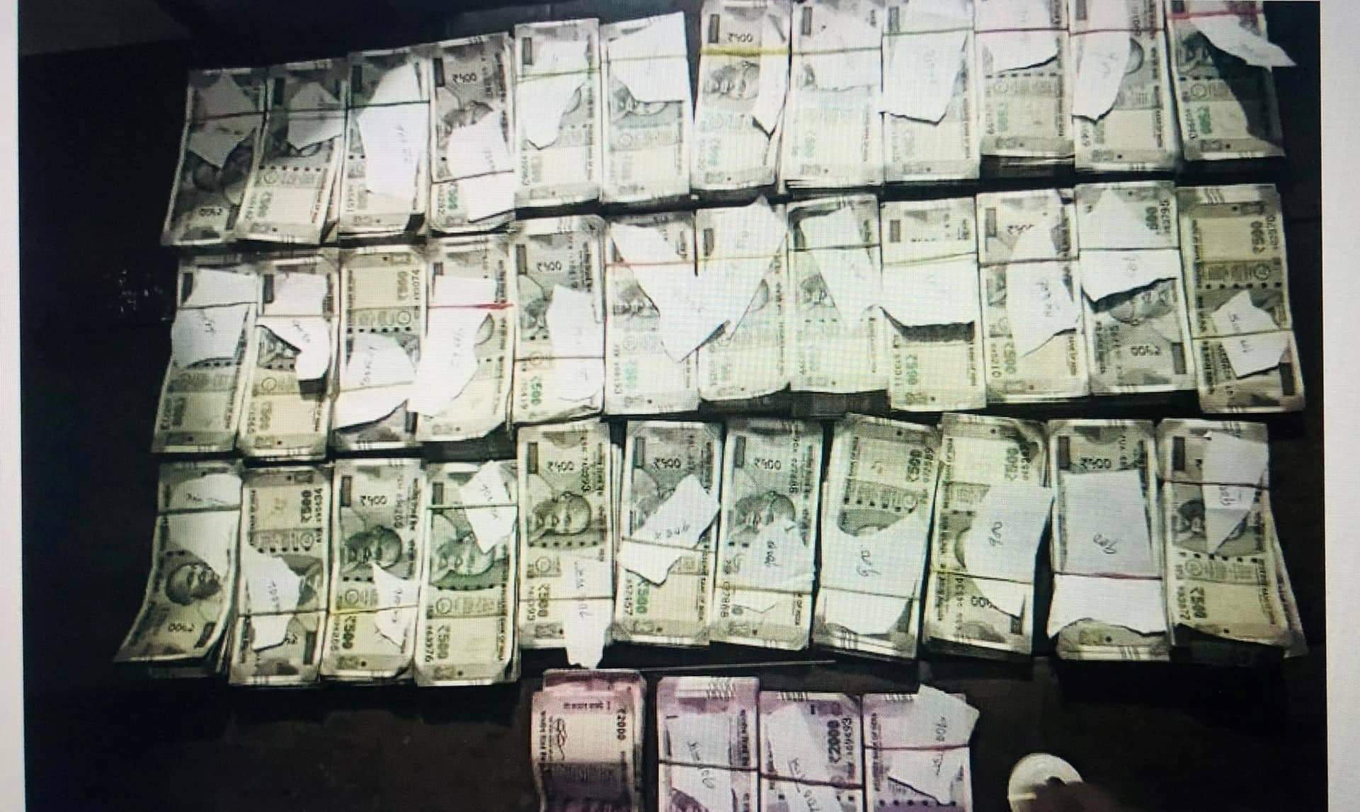 वडा प्रहरी बिर्ताले २८ लाख भारतीय नोटसहित ३ जना महिला पर्साबाट पक्राउ