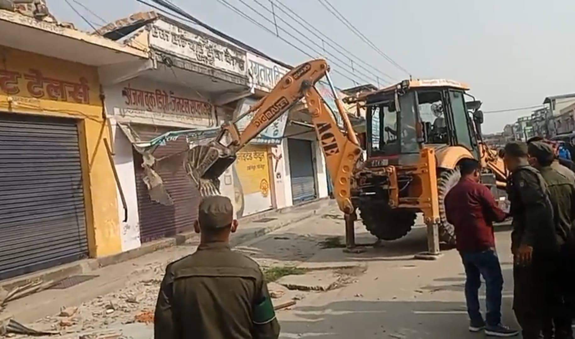 धनगढीमा अतिक्रमण घरहरु भत्काउदै सडक विस्तारको काम सुरु हुँदै
