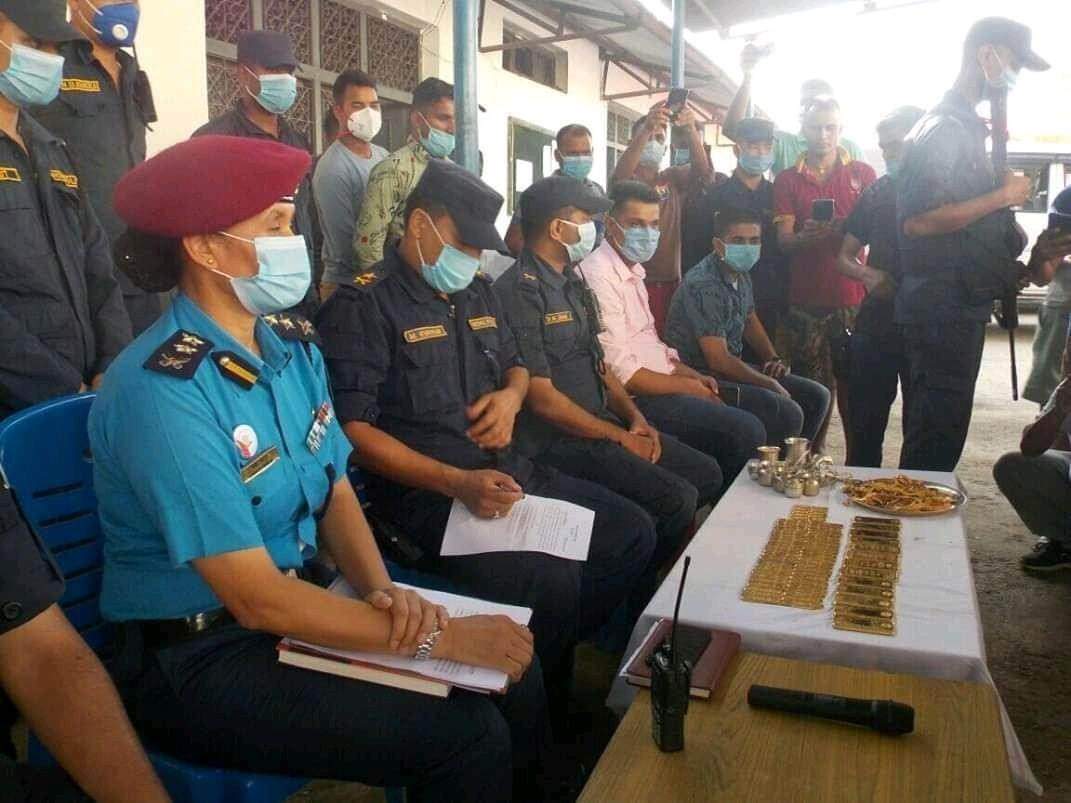 प्रहरीको बर्दी लगाएर १० तोला सुन लुटपाट पेस्तोल सहित ४ जना पक्राउ