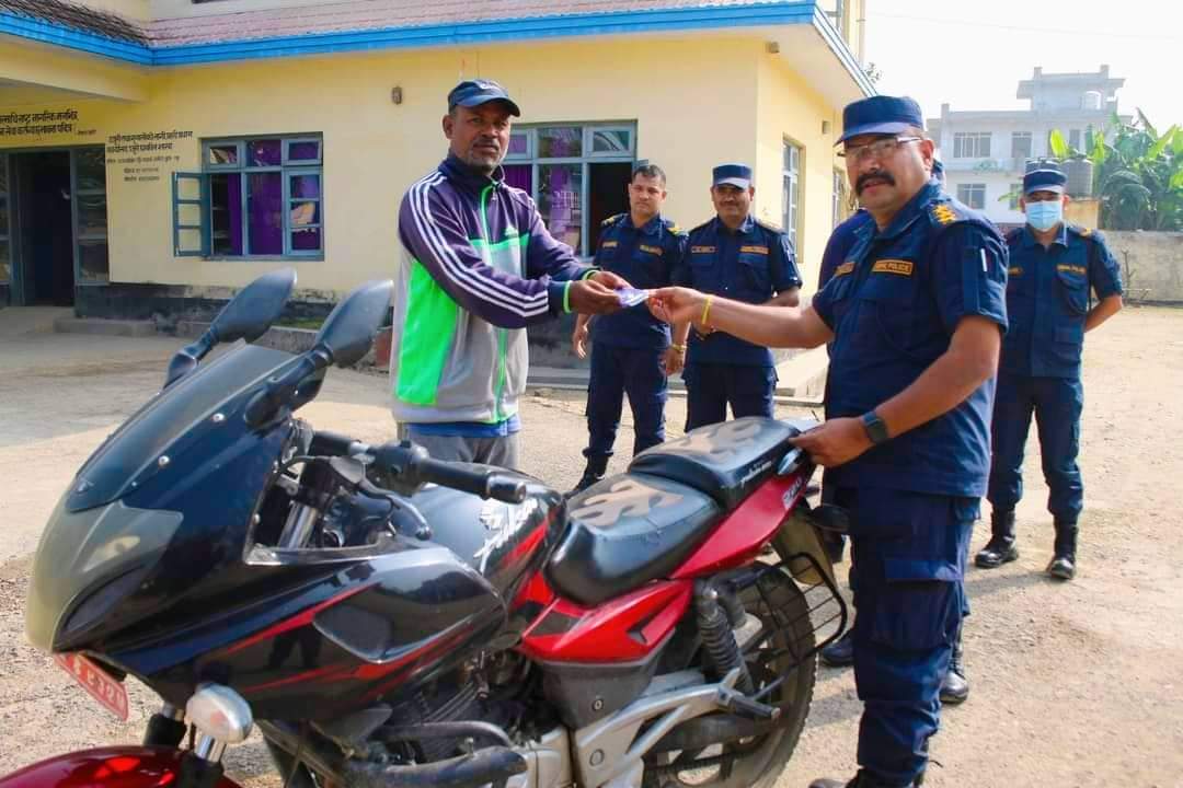 दाङ प्रहरीले धमाधम हराएको बाईक फेला पारी सम्बन्धित सवारी धनीलाई बुझायो