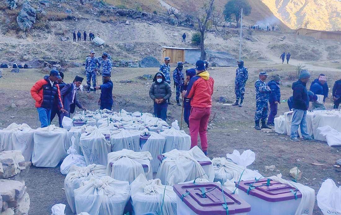 डोल्पामा फर्किने साधन नहुँदा निर्वाचनमा खटिएका कर्मचारीहरुको उद्धार गर्न आग्रह