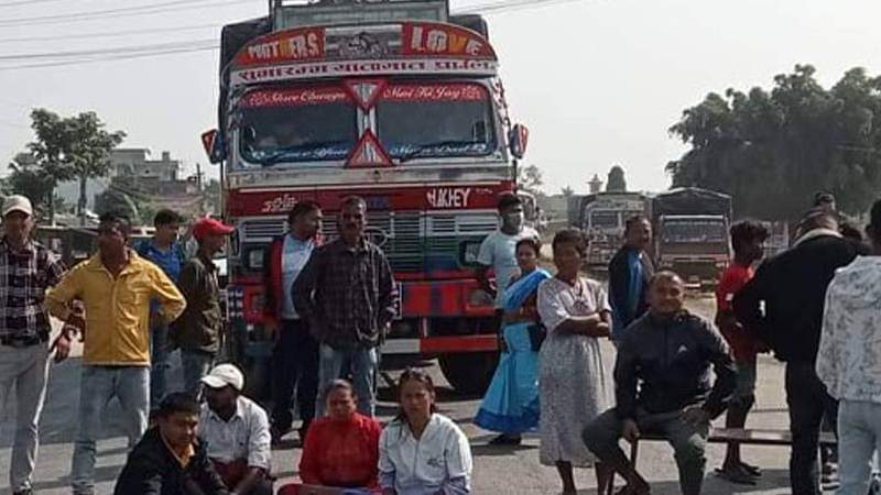 सिरहामा माओवादी कार्यकर्ताद्धारा गोलबजारमा सडक अवरूद्ध र प्रदर्शन