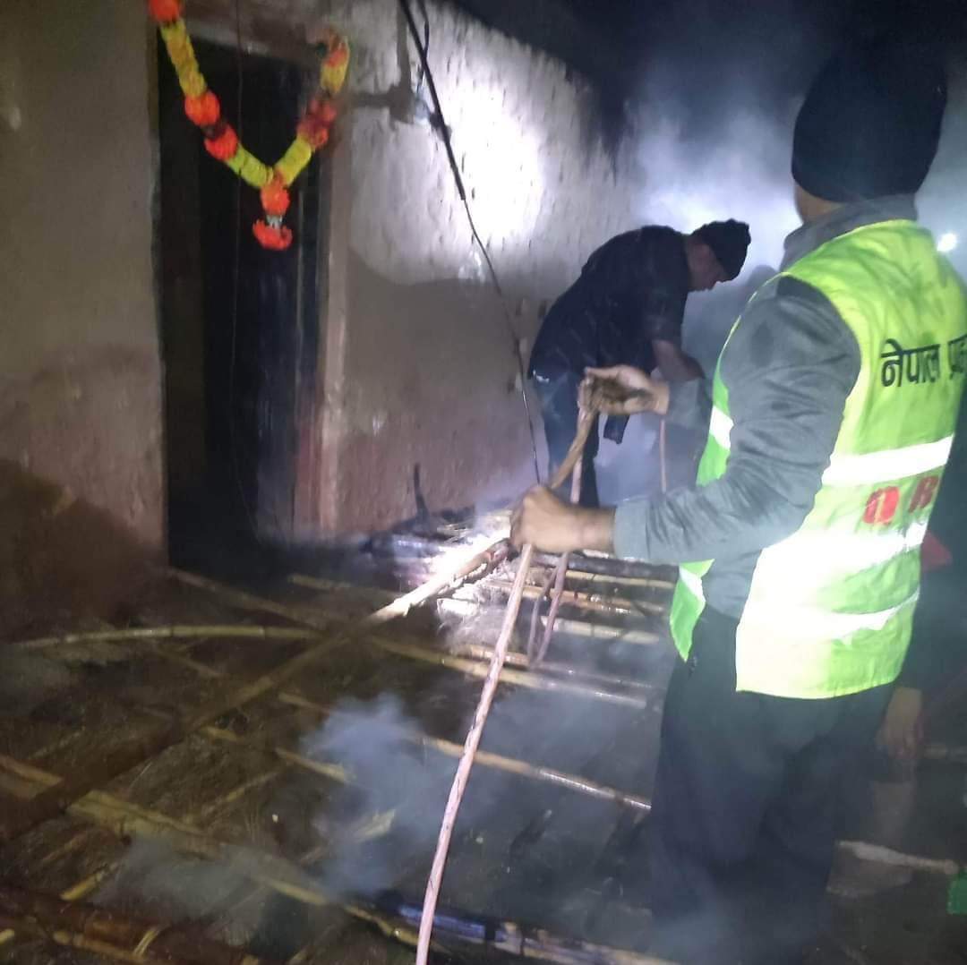 देउखुरीको एक घरमा आगलागी भालुवाङ प्रहरीको टोली उद्दार