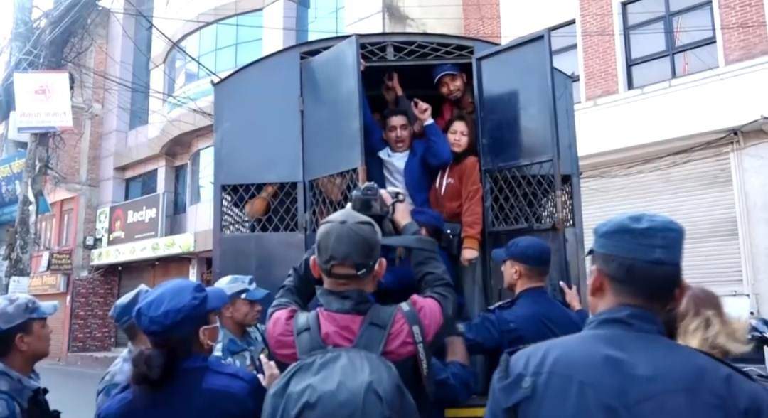 निर्वाचनको विरोध गर्दै प्रदर्शन गर्ने नेकपा बहुमतका कार्यकर्ताहरु पक्राउ