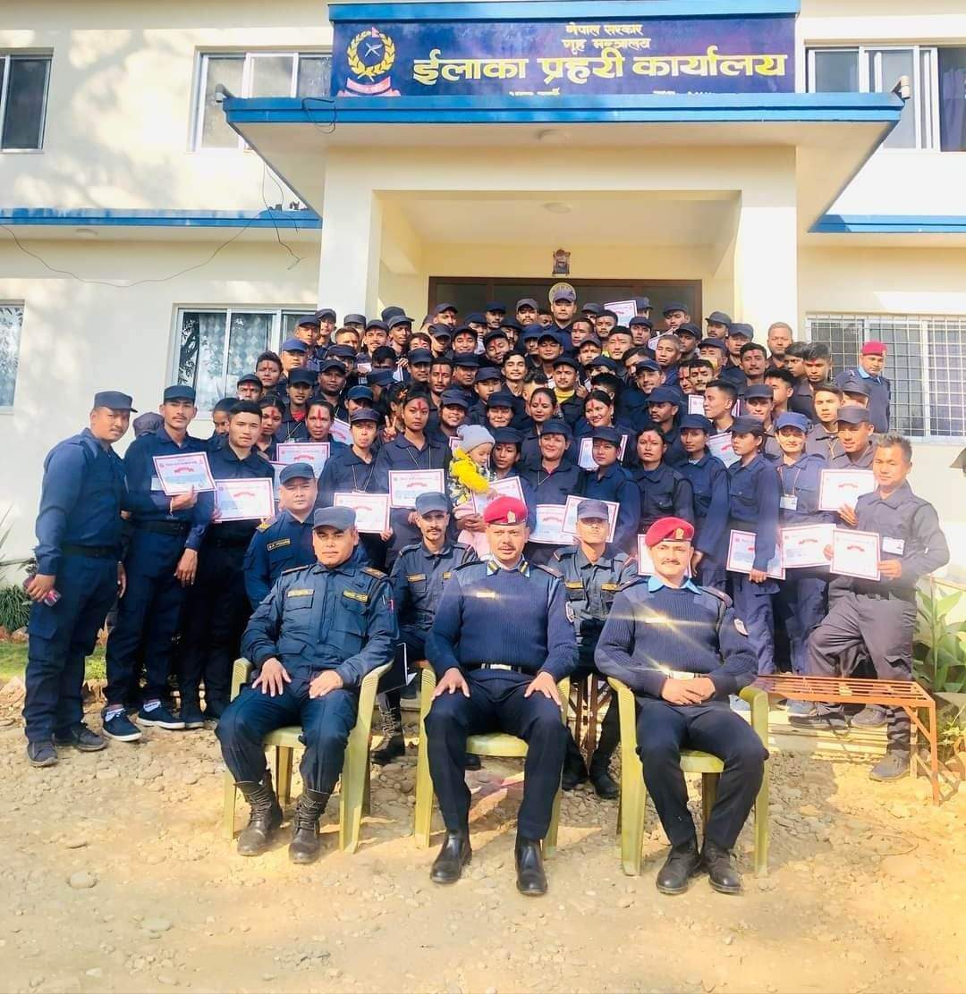 निर्वाचन सम्पन्न भएसंगै म्यादी प्रहरीहलाई विदाई गर्दै प्रहरी निरीक्षक रमेश बिष्ट