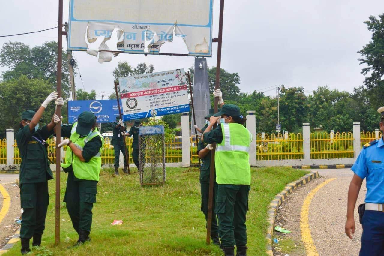 कोहलपुर नगर प्रहरी बजारमा जथाभावी होडिङ वोर्ड तासको हटाइँदै