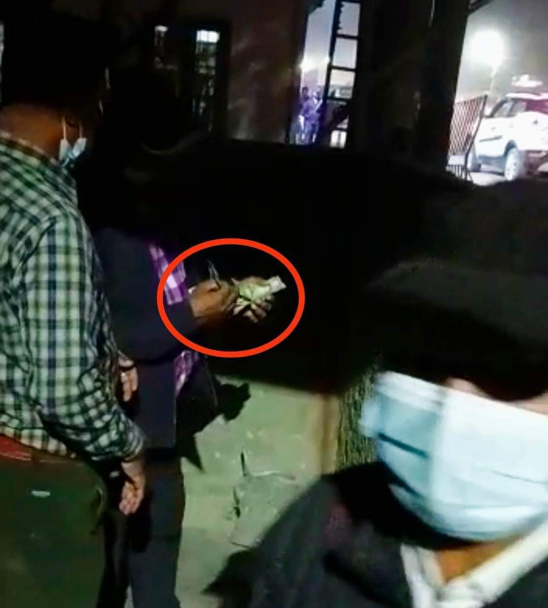 बिरगंज भन्सार कर्मचारी खुलेआम राजस्व छल्दै तस्करीसंग पैसा लिएर भागबण्डा गर्दै