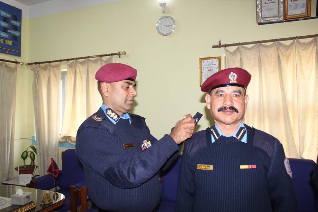 लुम्बिनी प्रदेश प्रमुख डिआईजी नलप्रसाद उपाध्यायद्वारा दर्ज्यानि-चिन्ह फुली प्रदान