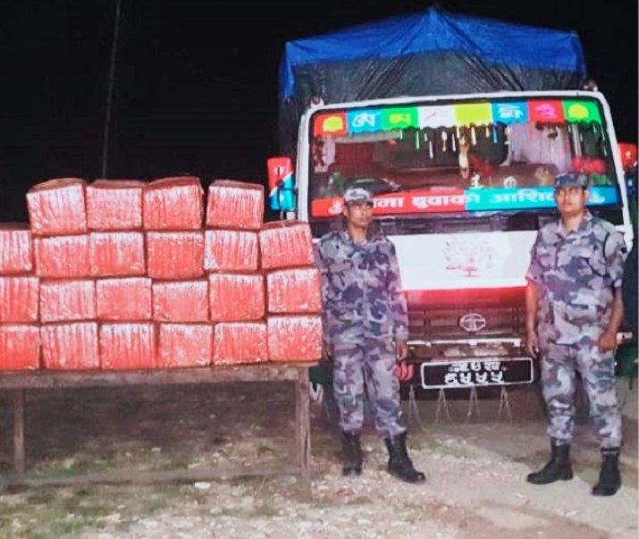 ३६३ किलो गाँजा र ट्रक सशस्त्र प्रहरीको नियन्त्रणमा