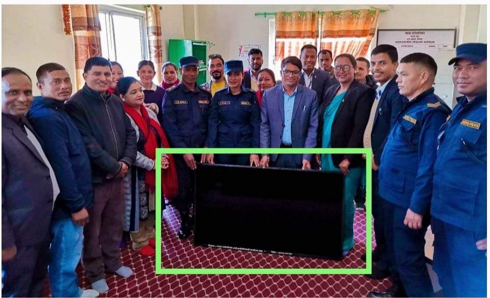 अपराधीक गतिविधि रोक्न गढवामा सिसि क्यामरा जडान इप्रका गढवालाई एलइडी टिभी प्रदान
