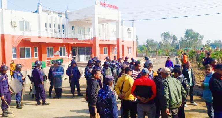 कंचनपुरमा चौपाया गाडेको भेटेएपछि बेदकोटका स्थानीयहरु आन्दोलनमा