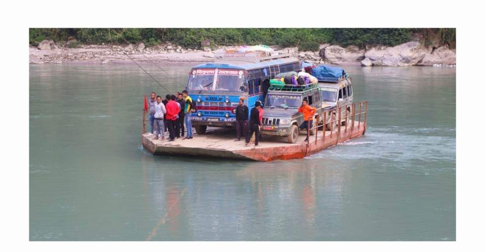 पुल नबन्दा फेरीबाट सवारीसाधन तार्दै नागरिकहरुले सास्ती भोग्दै