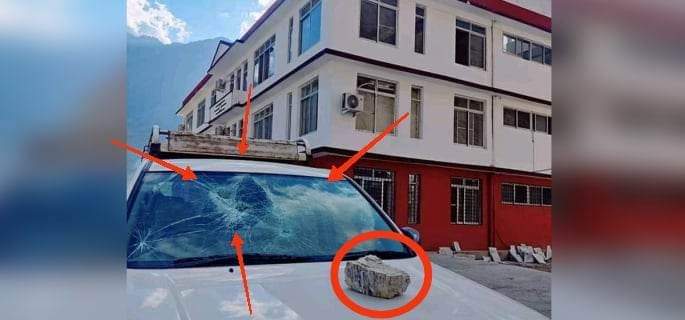 अज्ञात समूहले नगरपालिकामा आगजनीको प्रयास गाडीमा तोडफोड