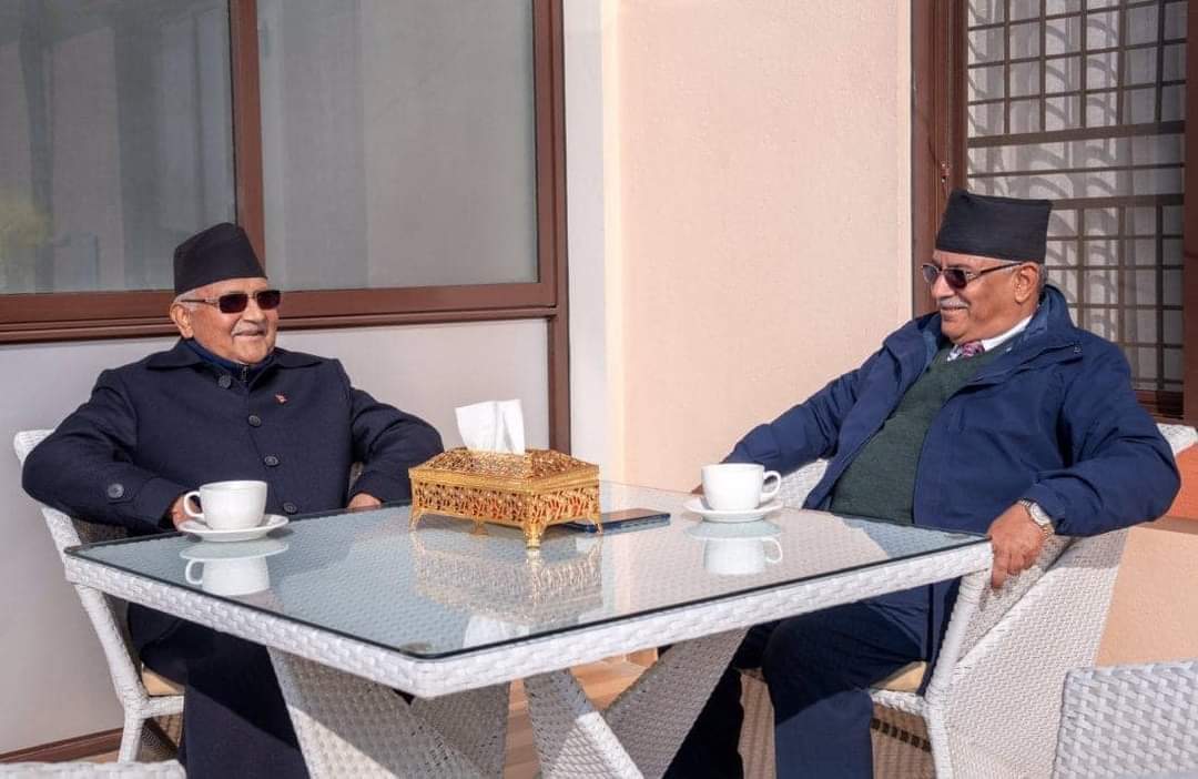 सत्ता गठबन्धनको बैठक छाडेर प्रचण्ड नेकपा एमाले अध्यक्षलाई भेत्न पुगे